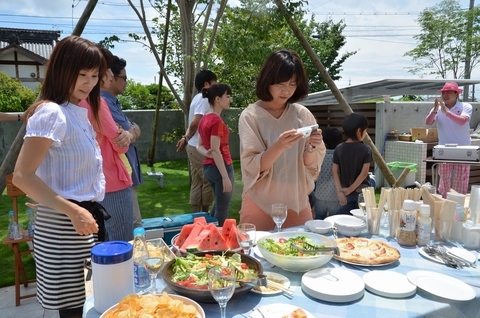 焼き立てのピザ