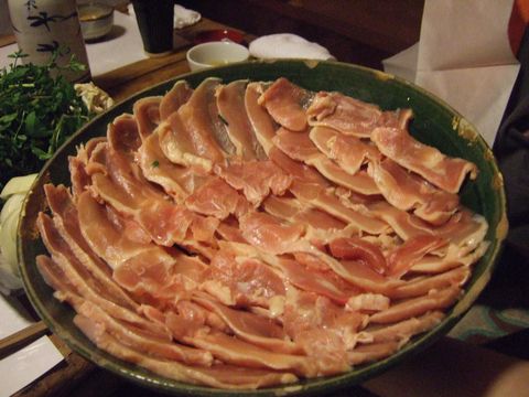 韻松亭の鳥すき焼きに使用される大山地鶏