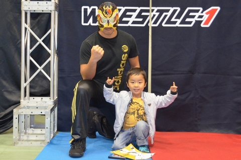 プロレスLOVEポーズ