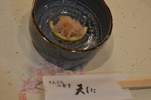 天くに